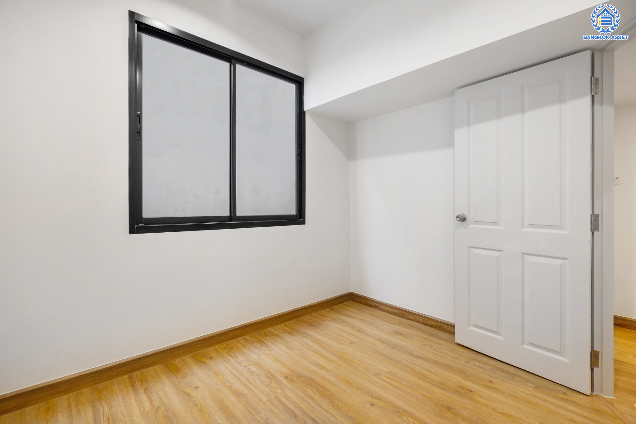 บ้านมือสองตกแต่งใหม่ ม.อิ่มอัมพร ราชพฤกษ์ เนื้อที่ 27 ตร.ว. ฟังก์ชันพร้อมทุกการเข้าอยู่ 3 ห้องนอน 2 ห้องน้ำ 1 ที่จอดรถ พร้อมรองรับทุกการอยู่อาศัย บนทำเลศักยภาพ ติดถนนราชพฤกษ์ เชื่อมต่อได้หลายเส้นทาง และใกล้รถไฟฟ้าสายสีน้ำเงิน "สถานีจรัญฯ13"...